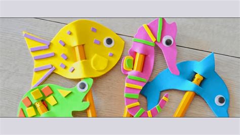 Foto de materiales esenciales para manualidades con goma eva