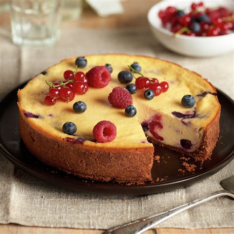 Tarta de queso fit con frutas rojas