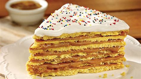 Torta Chilena con capas de masa y manjar, adornada