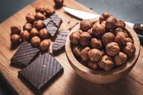 Fotografía de diferentes alimentos que combinan con chocolate negro (avellanas, naranjas, jengibre, menta)