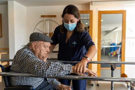 Foto de un adulto mayor postrado recibiendo cuidados en una residencia