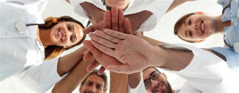 Foto de equipo multidisciplinario atendiendo a un adulto mayor