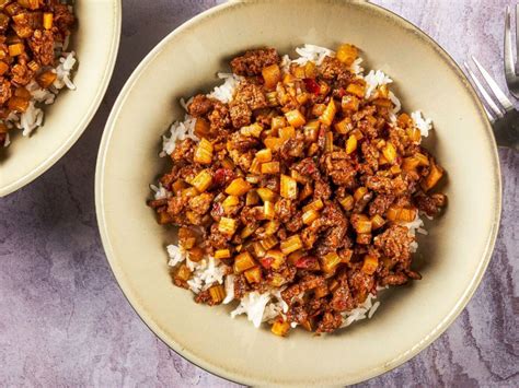 Foto de la carne molida mezclada con arroz y frutos secos para el relleno