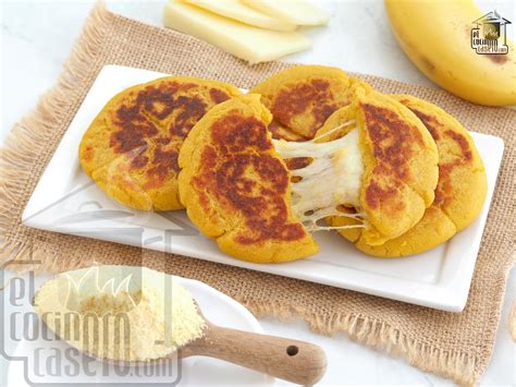 Arepas de plátano rellenas de queso antes de cocinar