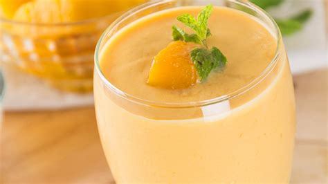 Mousse de durazno servida en copas