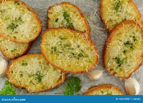 Pan rallado casero con hierbas aromáticas y ajo