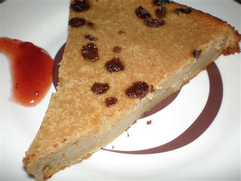 Tarta de pan duro con caramelo y pasas servida en un plato