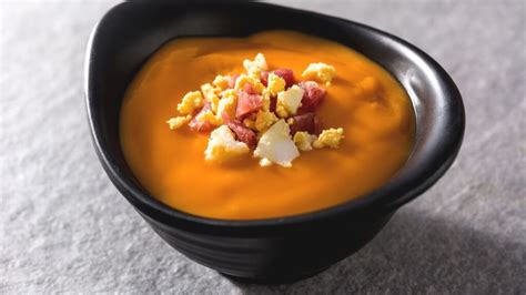 Bol de salmorejo cordobés decorado con jamón y huevo picado