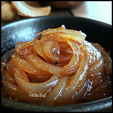 Cebollas caramelizándose lentamente en una sartén
