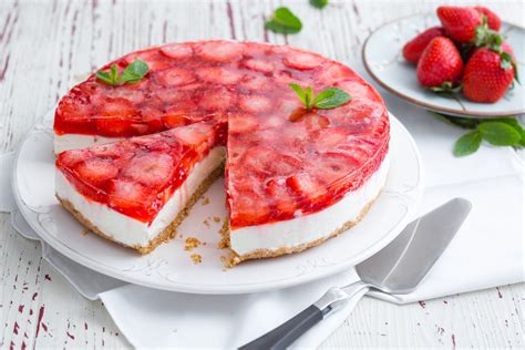 Tarta de queso con fresas sin horno cortada mostrando las capas
