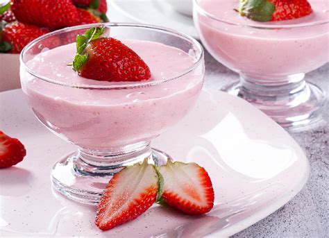 Tarta de queso con capa de mousse de fresa y decoración de frutas frescas