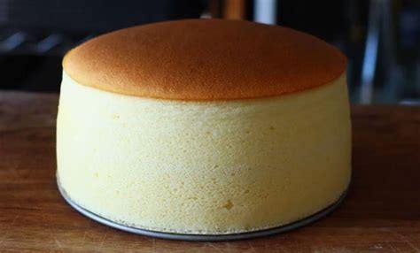 Cheesecake japonés recién horneado, con su característica textura aireada y ligeramente dorada.
