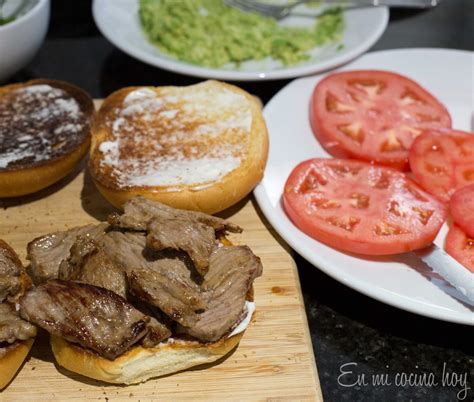 Ingredientes frescos para el Churrasco Italiano Chileno: láminas de carne, panes, palta, tomate y mayonesa