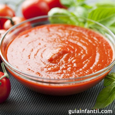 Salsa de tomate casera burbujeando a fuego lento en una cazuela