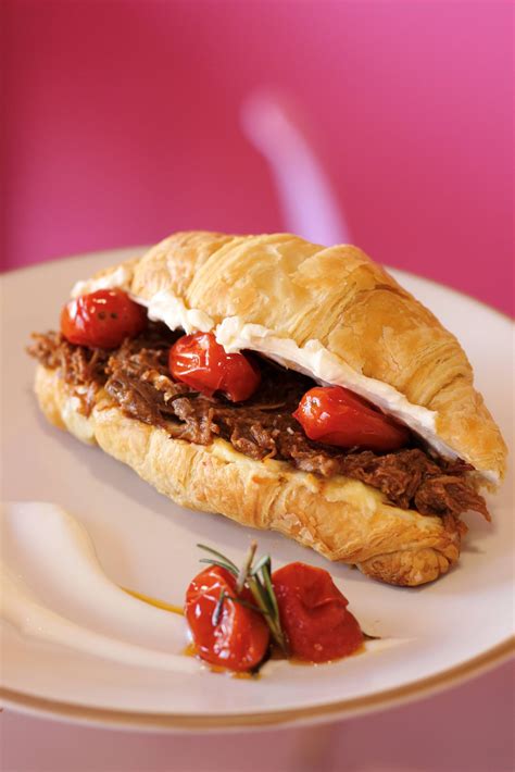 Variedad de platos con mantequilla, como tostadas, croissant, carne