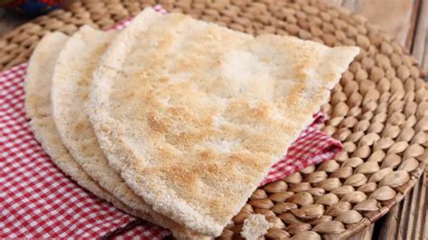 Torta de casabe recién hecha sobre un budare