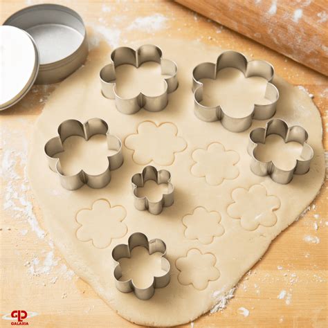 Ilustración de diferentes cortapastas para galletas.