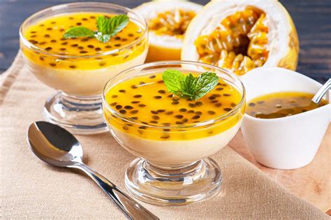 Mousse de maracuyá en copas, decorado con pulpa de maracuyá fresca y hojas de menta