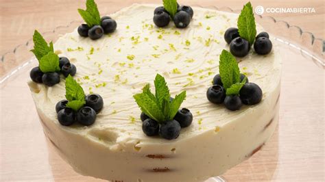 Esquema de las capas de un pastel de limón sin horno: base, relleno y gelée.