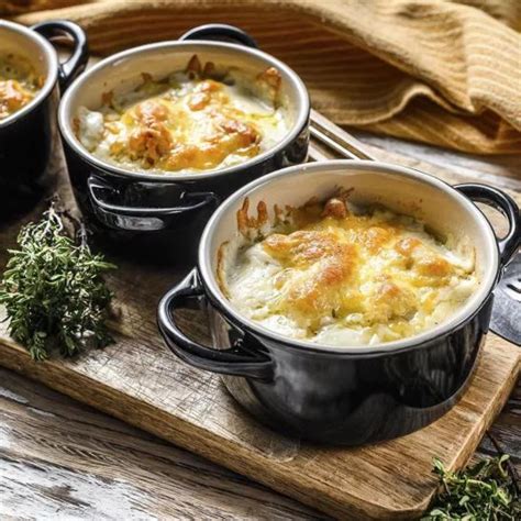 Gratin de jaiba gratinado y espolvoreado con perejil en pocillos individuales