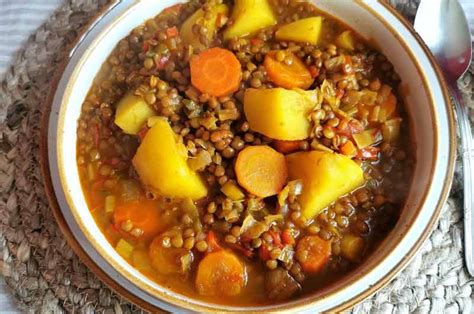 Plato de lentejas con verduras y especias, vista cercana