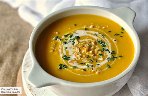 Bol de crema de verduras casera con picatostes