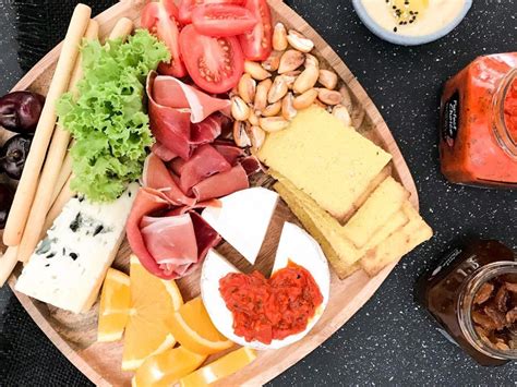 Tabla de picoteo con varios patés vegetales y tostadas