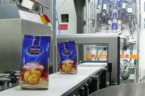 Proceso de rellenado y sellado de galletas de cheesecake