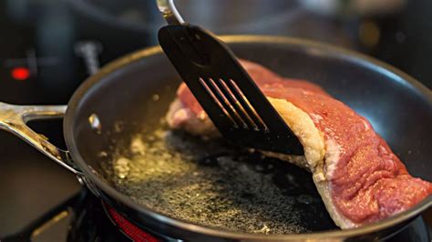 pino de cerdo cocinándose en sartén