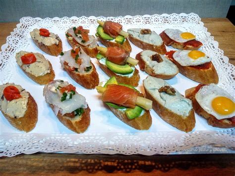 Variedad de montaditos y canapés coloridos sobre pan