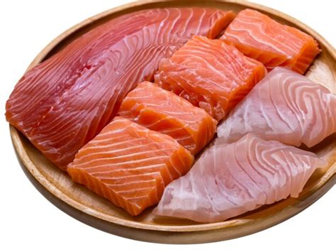 Variedad de pescado fresco para sushi, incluyendo atún y salmón, dispuesto artísticamente.