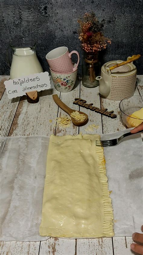 Hojaldre estirado y pinchado en bandeja de horno