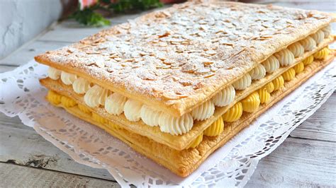 Milhojas montado con capas de crema y hojaldre