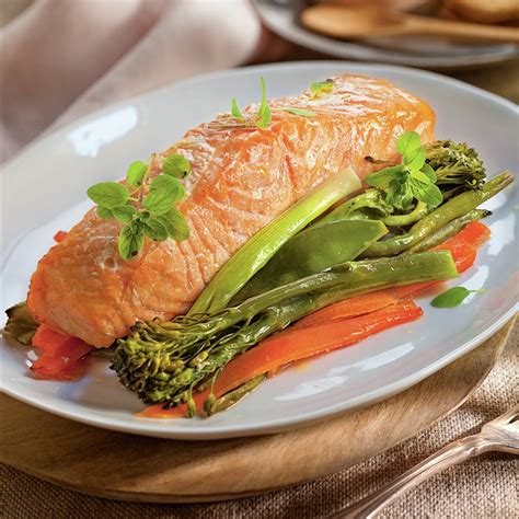 Plato de salmón al horno con verduras