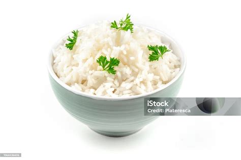 Fotografía de un bol de arroz blanco humeante con palillos, resaltando la textura de los granos sueltos