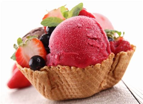 foto de una canasta de galleta grande con helado y frutas frescas