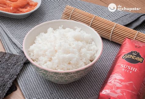 Preparación del arroz para sushi en un tazón