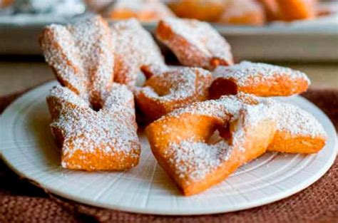 Foto de calzones rotos veganos listos para servir espolvoreados con azúcar flor