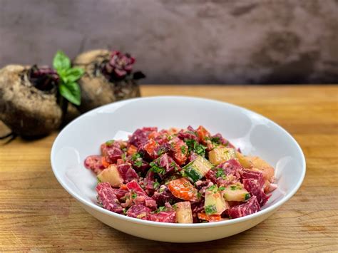 Plato de ensalada de remolacha fresca con otros vegetales