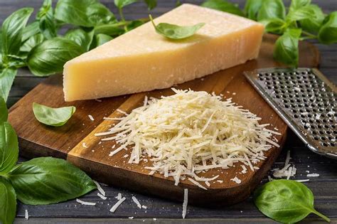 Parmesano en escamas sobre una pizza