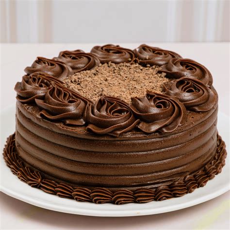 Montaje de una torta de chocolate con capas, relleno y cobertura