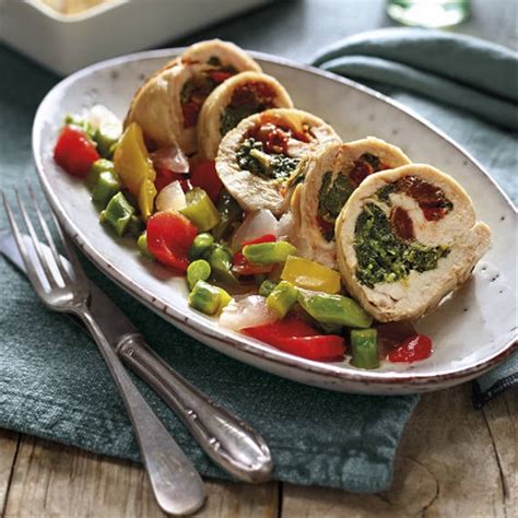 Rollo de pechuga de pollo relleno y cocinado a la sidra