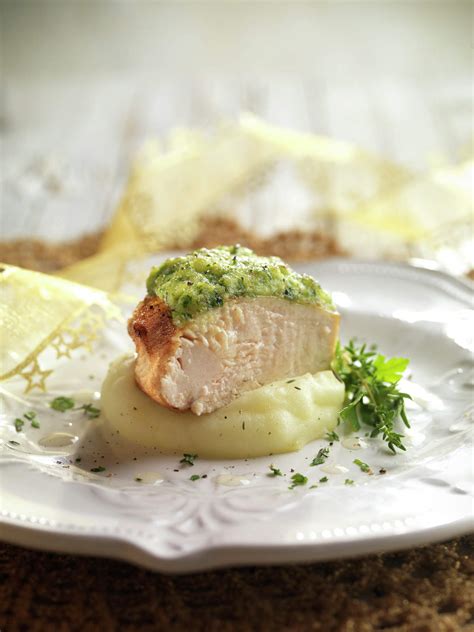 Pechuga de pollo horneada con costra de tomillo y puré de patatas