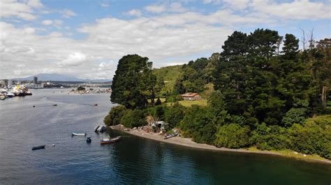 Lanchas de pescadores en el puerto interno de Isla Tenglo