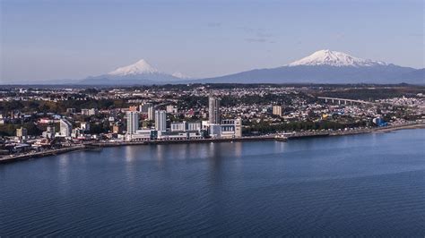 Vista panorámica desde la cruz de Isla Tenglo con volcanes al fondo