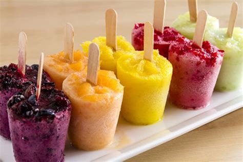 Variedad de helados y polos caseros con frutas y verduras