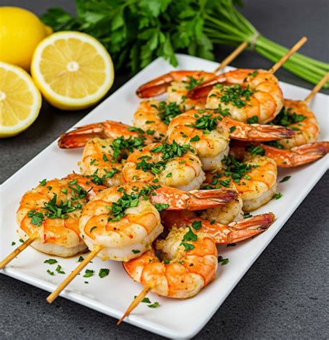 Brochetas de camarones en la parrilla con aguacate de fondo