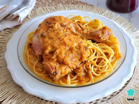 Salsa de tallarines rojos peruanos cociéndose a fuego lento con trozos de pollo