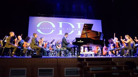 Ilustración de la orquesta de Manolín en pleno concierto, destacando al cantante en el centro y a los músicos interactuando con el público.