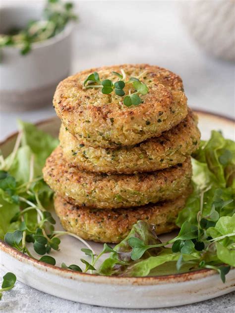 Hamburguesas de coliflor caseras en un plato